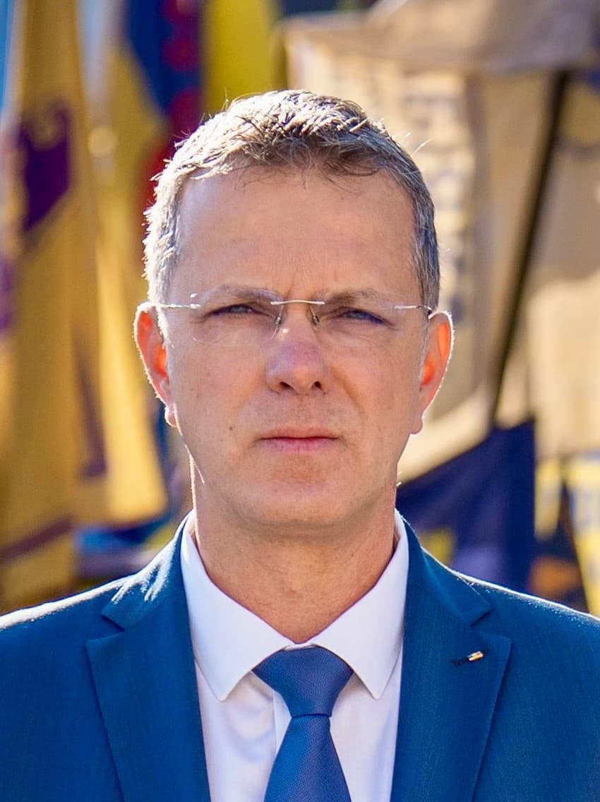 سی وی میں غلط بیانی پر رومانیہ کے وزیر دفاع نے استعفا دے دیا