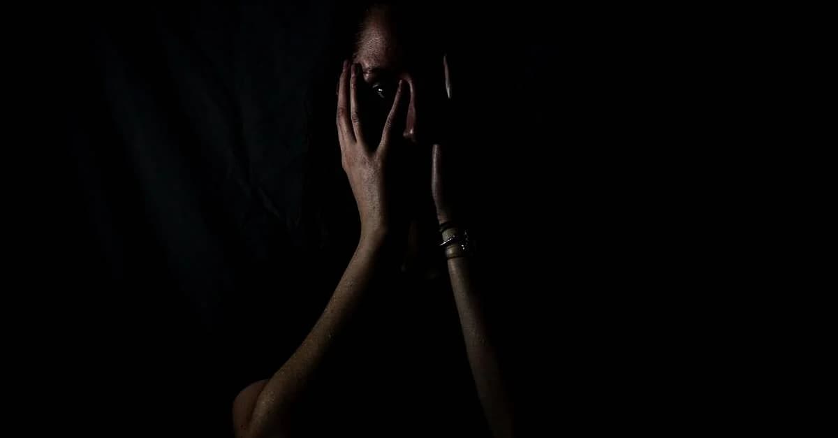 کراچی: سگی بیٹی کا ریپ، باپ کو 10 سال قید کی سزا 