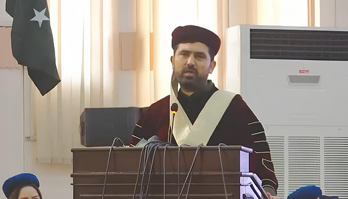 قومی زبان اردو ہے، اگلی بار انگلش میں تقریر ہوئی تو غصہ آجائے گا'، وزیراعلیٰ کے پی وائس چانسلر کی تقریر پر ناخوش