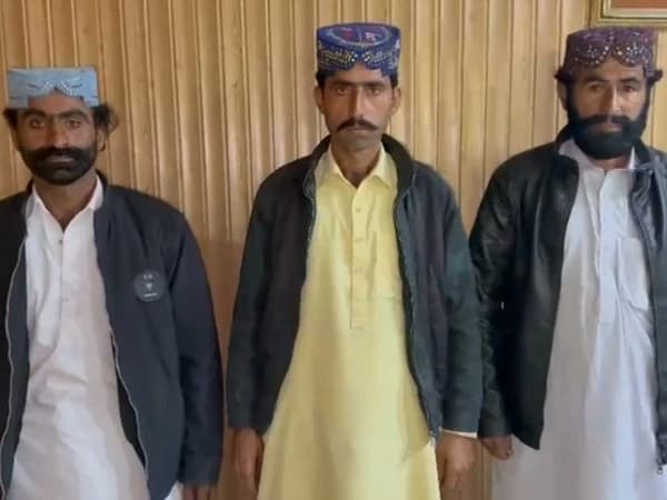 رحیم یار خان: ایک کروڑ سر کی قیمت والے ڈاکو میرا لٹھانی نے ساتھیوں سمیت ہتھیار ڈال دیئے