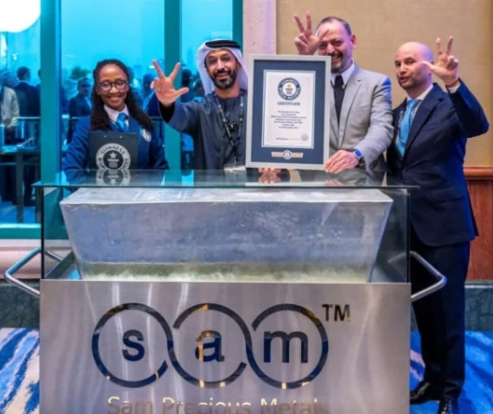 دبئی کا انوکھا کارنامہ: سالِ قیام کے مساوی وزن والی چاندی کی اینٹ کی تیاری