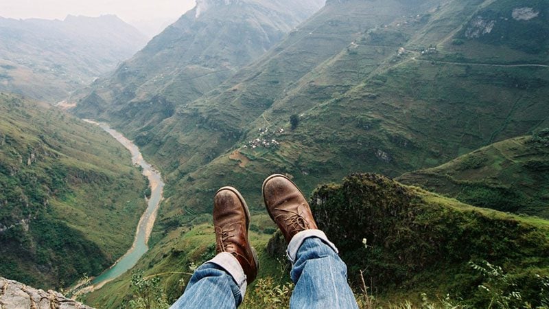 چین میں 130 فٹ اونچی چٹان سے سیلفی لیتے گرنے والا نوجوان کیسے بچ گیا؟