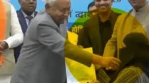 بھارت: مسلم خاتون کا نقاب کھینچے پر بہار کے وزیراعلیٰ کیخلاف مقدمہ درج