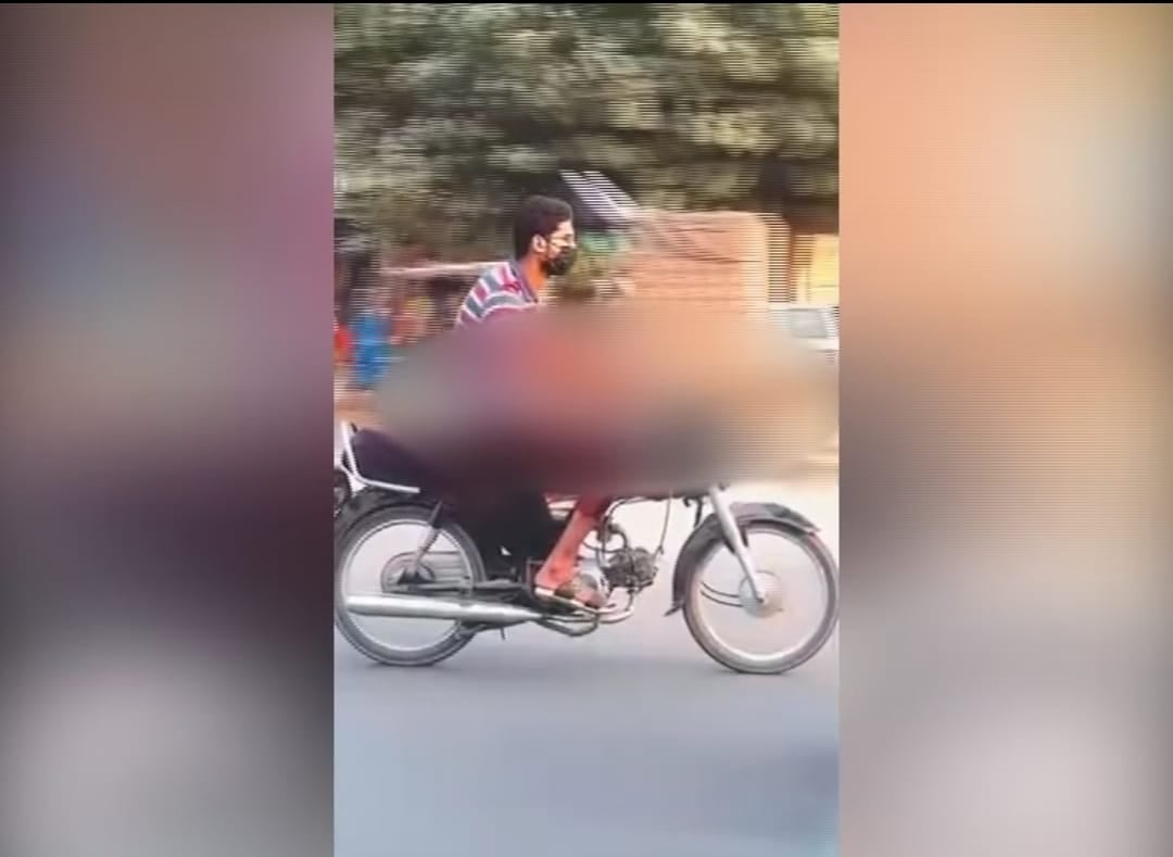 کراچی: موٹرسائیکل پر غلیظ حرکت کرنیوالا ملزم پکڑا گیا، اعترافی ویڈیو بیان جاری 
