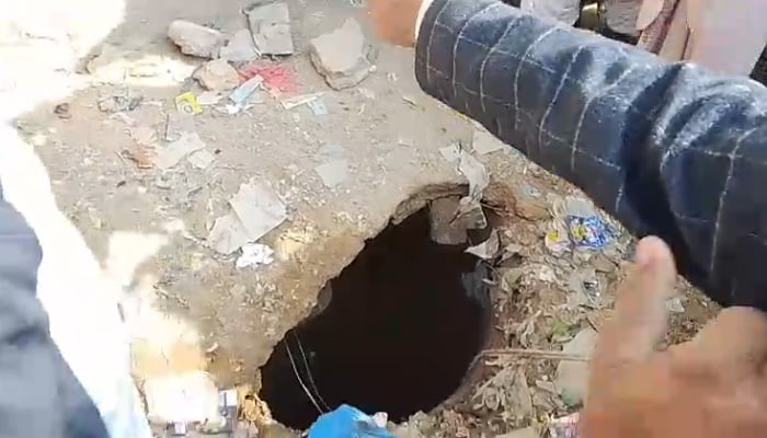 کراچی: خواتین سمیت 5 افراد کھلے نالے میں گر گئے، بیہوشی کی حالت میں اسپتال منتقل