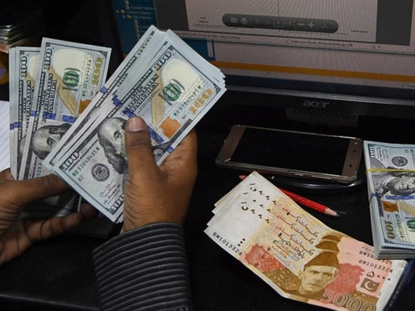 74ویں روز بھی ڈالر کے مقابلے روپے کی قدر مزید بڑھ گئی