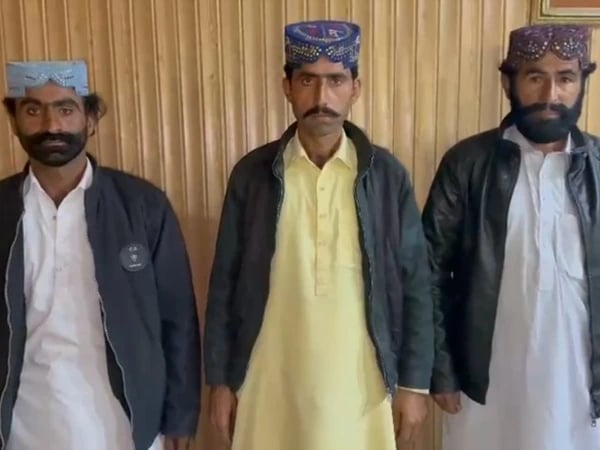 رحیم یار خان: ایک کروڑ سر کی قیمت والے ڈاکو میرا لٹھانی نے ساتھیوں سمیت ہتھیار ڈال دیئے