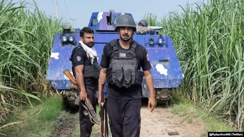 پولیس کا چھوڑا ہوا دستی بم پھٹ گیا۔۔۔سندھ کے کچے میں ڈاکو نہیں بچے ہلاک !!!