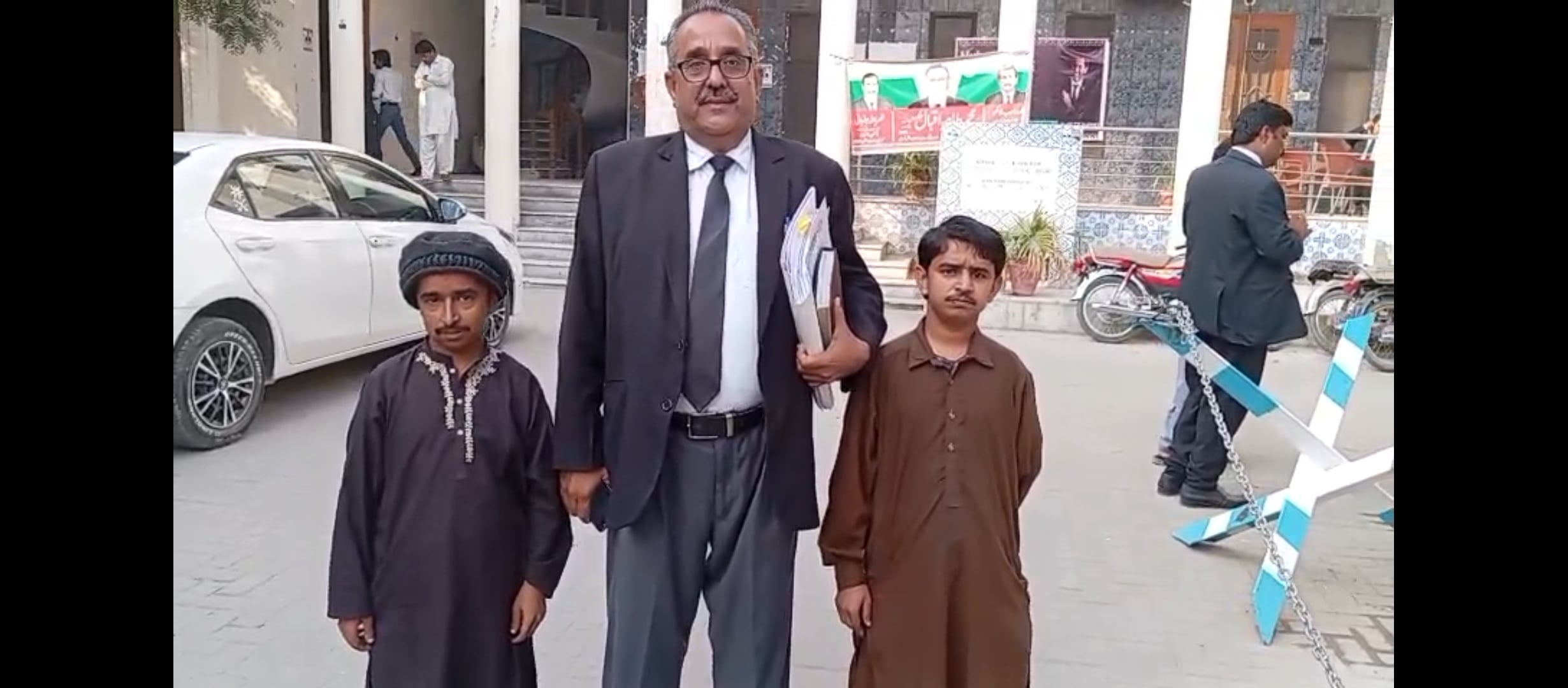 شادی ہو گئی، یہاں تک کہ بچے ہو گئے، تنخواہ نہ ملی