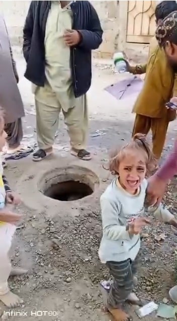 انتظامیہ نے سبق نہ سیکھا، کراچی میں ایک اور بچی مین ہول میں گرگئی