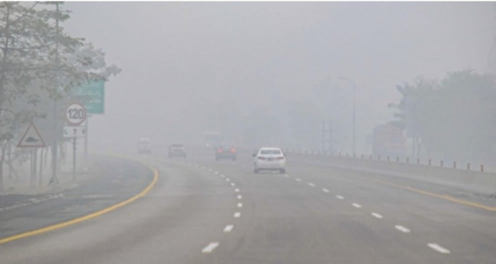 پنجاب اور خیبر پختونخوا میں شدید دھند کا راج، موٹرویز ٹریفک کے لیے بند