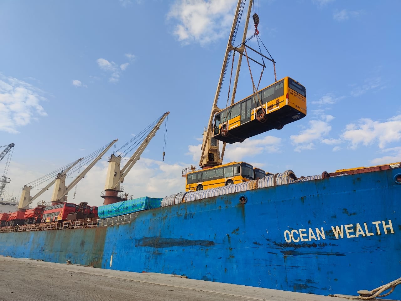 کراچی: شہریوں کے لئے ڈبل ڈیکر بسیں پہنچ گئیں