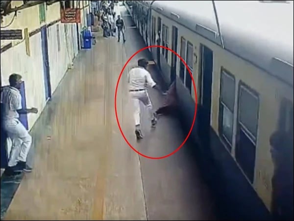 بھارت: چلتی ٹرین سے گرنے والی خاتون کو اہلکار نے بچالیا، ویڈیو سامنے آگئی