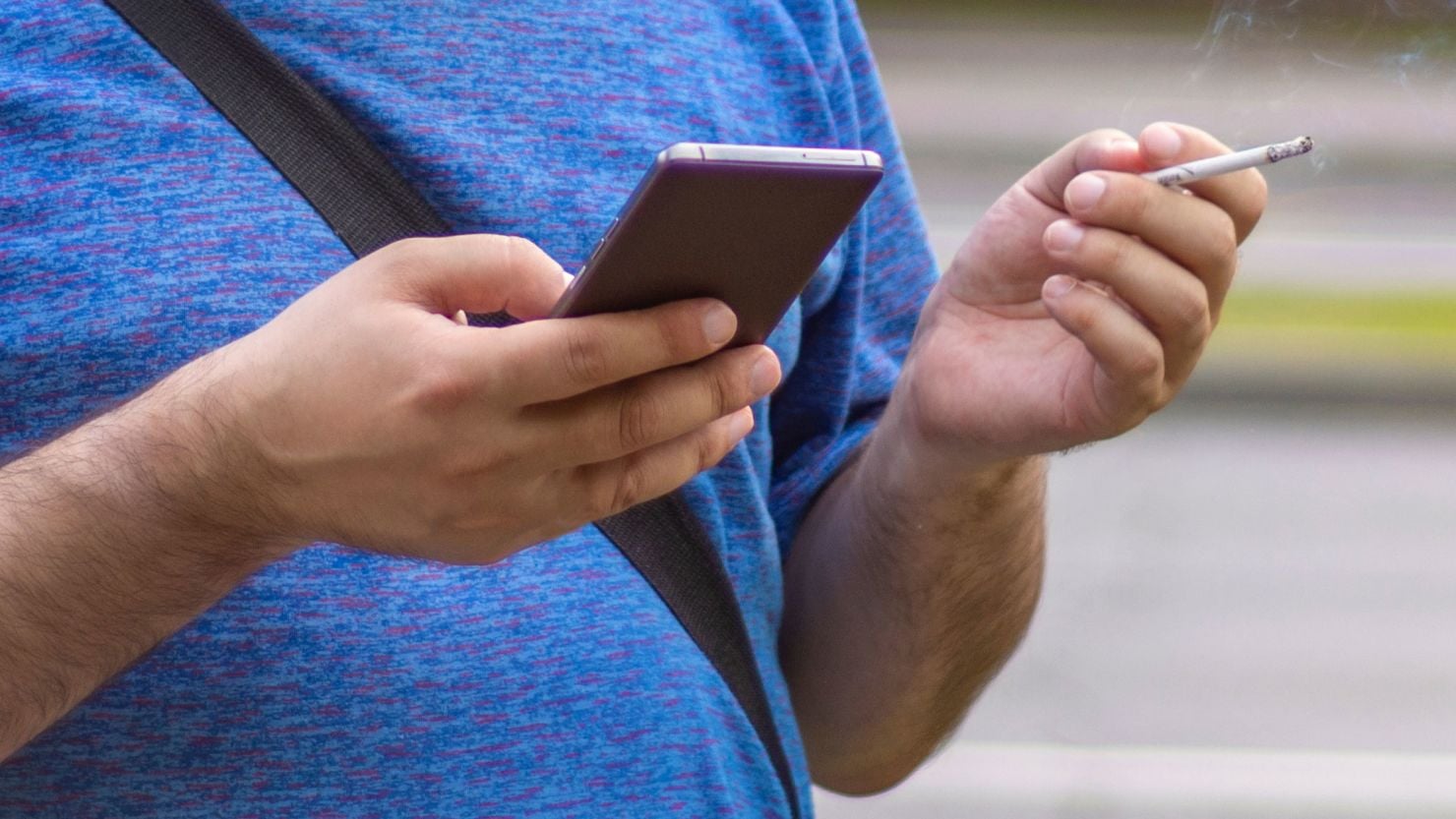 موبائل فون تمباکو نوشی چھوڑنے میں مددگار ثابت، مگر کیسے؟