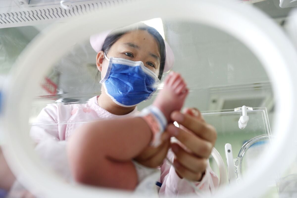 چین میں مانع حمل ادویات و اشیا اور کنڈوم پر ٹیکس عائد، نئی بحث چھڑ گئی